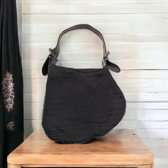 VTG Black Signature Oyster Bag by Fendi - Picture 2 of 7